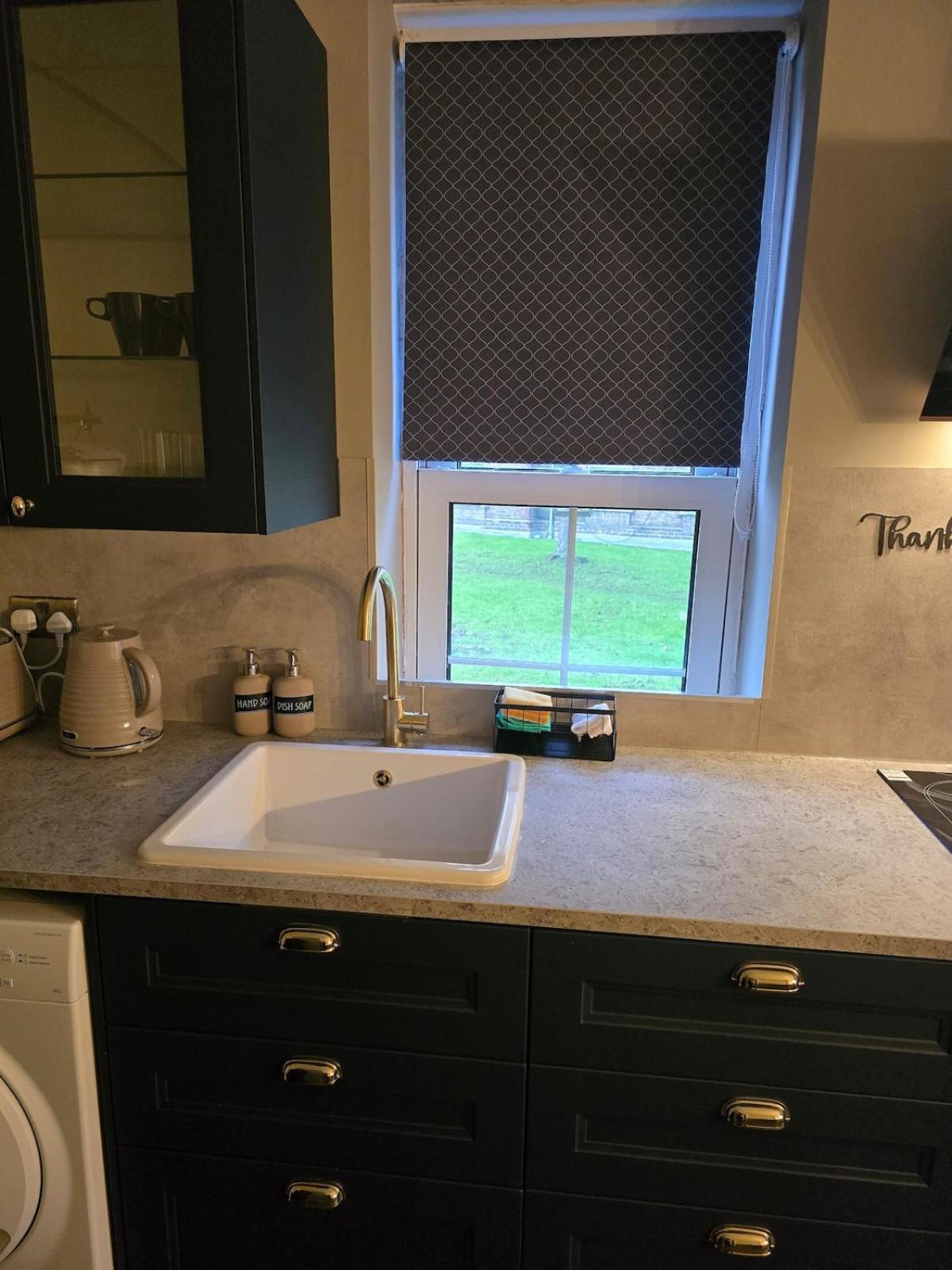 Contemporary & Spacious 1bd - Fireplace With Modern Comforts * London