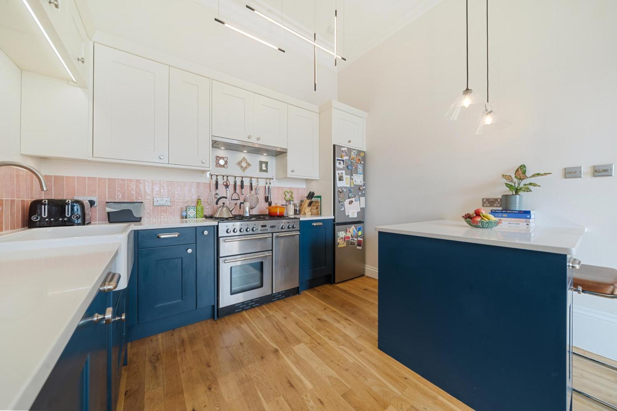 Spacious & Luxurious 2-bedroom Edwardian Apartment London