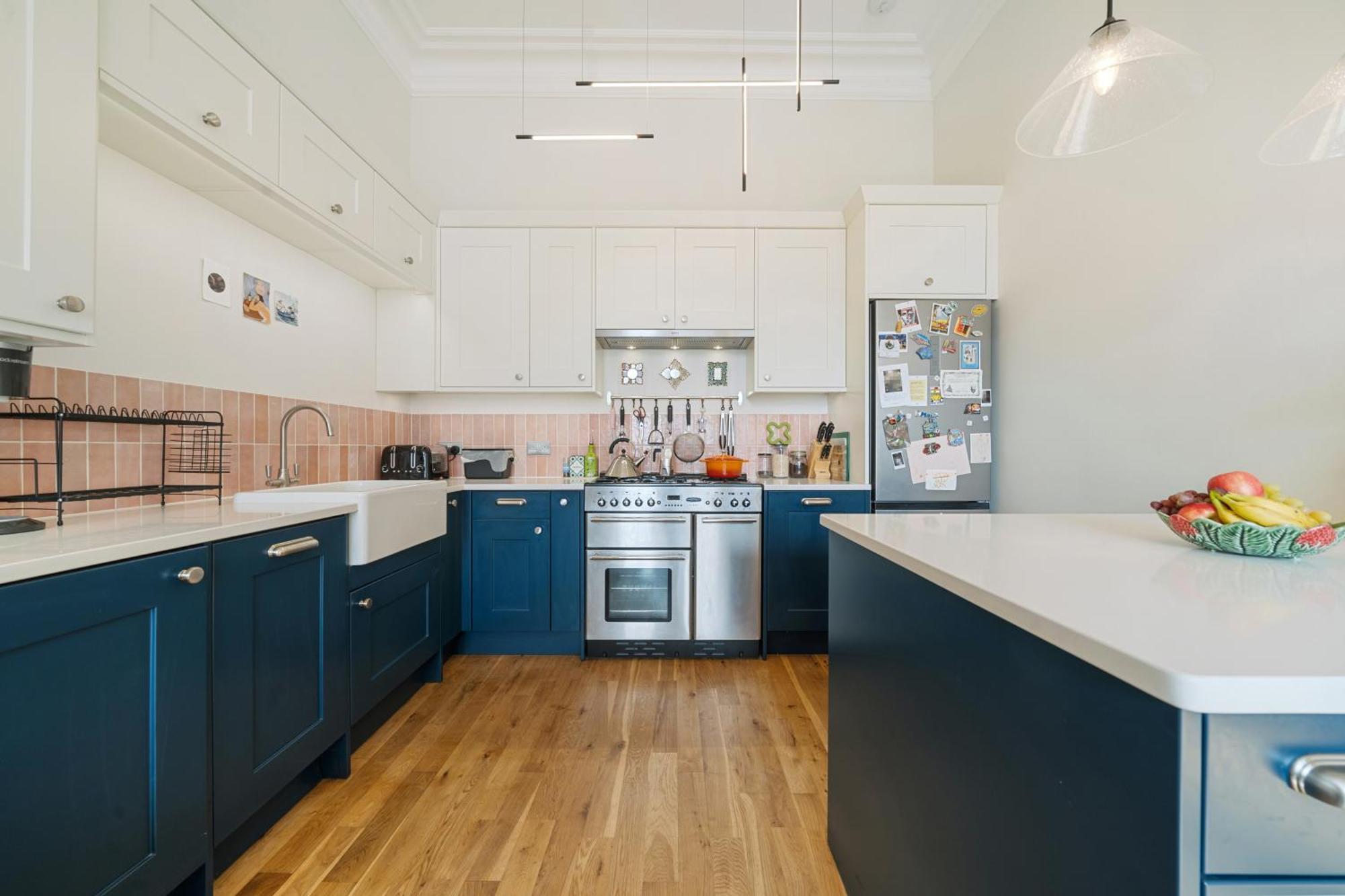 Spacious & Luxurious 2-bedroom Edwardian Apartment London