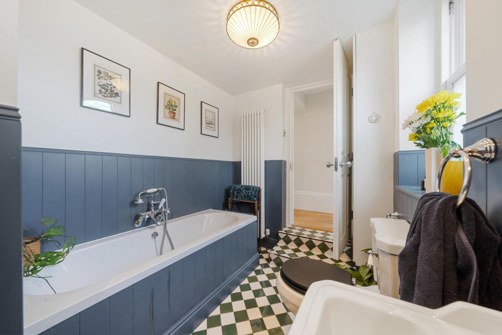 Spacious & Luxurious 2-bedroom Edwardian London