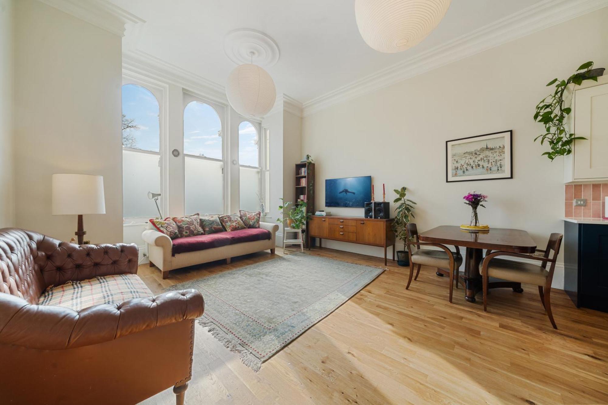 Spacious & Luxurious 2-bedroom Edwardian Apartment