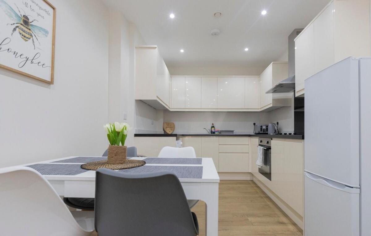 Stylish Modern By Aldgate East Station 3 Apartment *