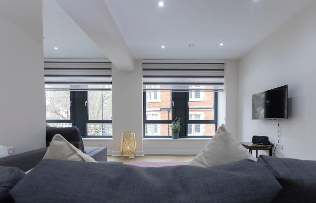 Stylish Modern By Aldgate East Station 3 Apartment London