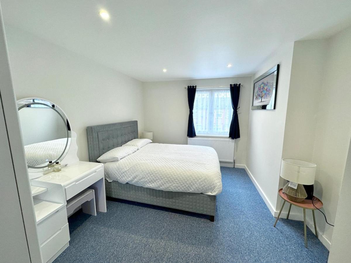 Holiday home 3bed 2bath House-free Parking-hi Speed Wifi-garden-entire Home-2mins From Train Station