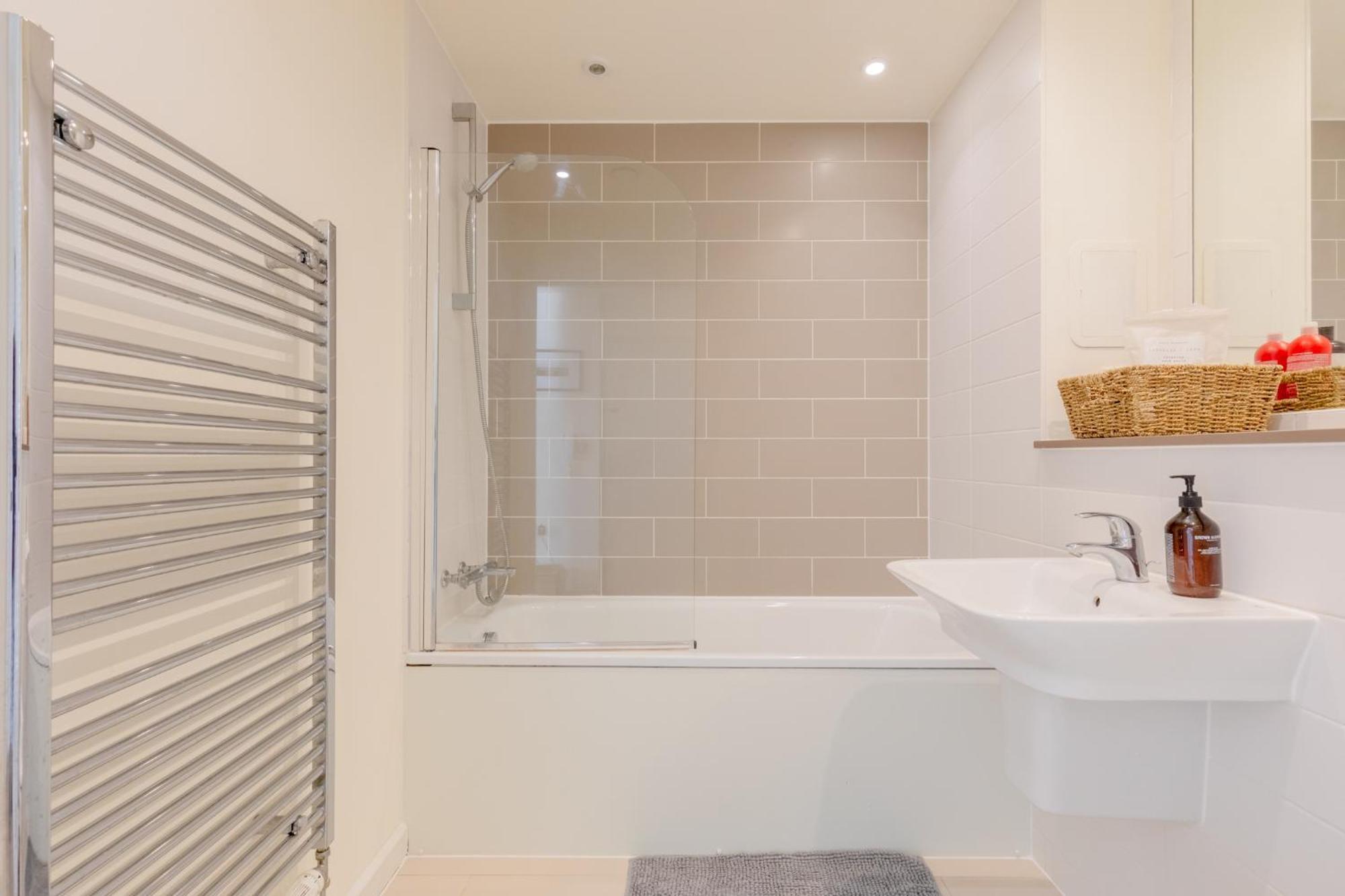 Sun Filled 2bd Flat With Views Mile End London