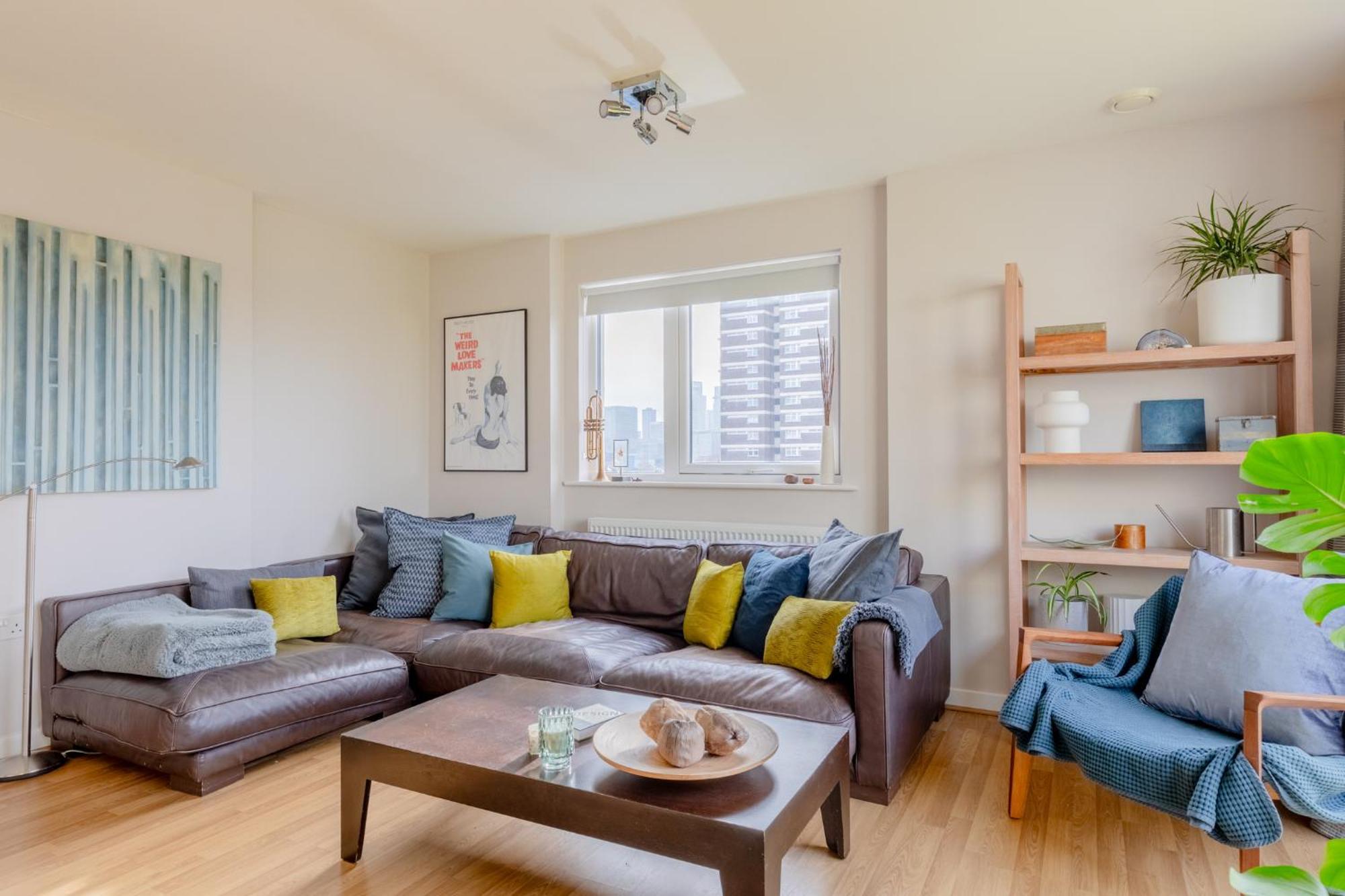 Sun Filled 2bd Flat With Views Mile End * London