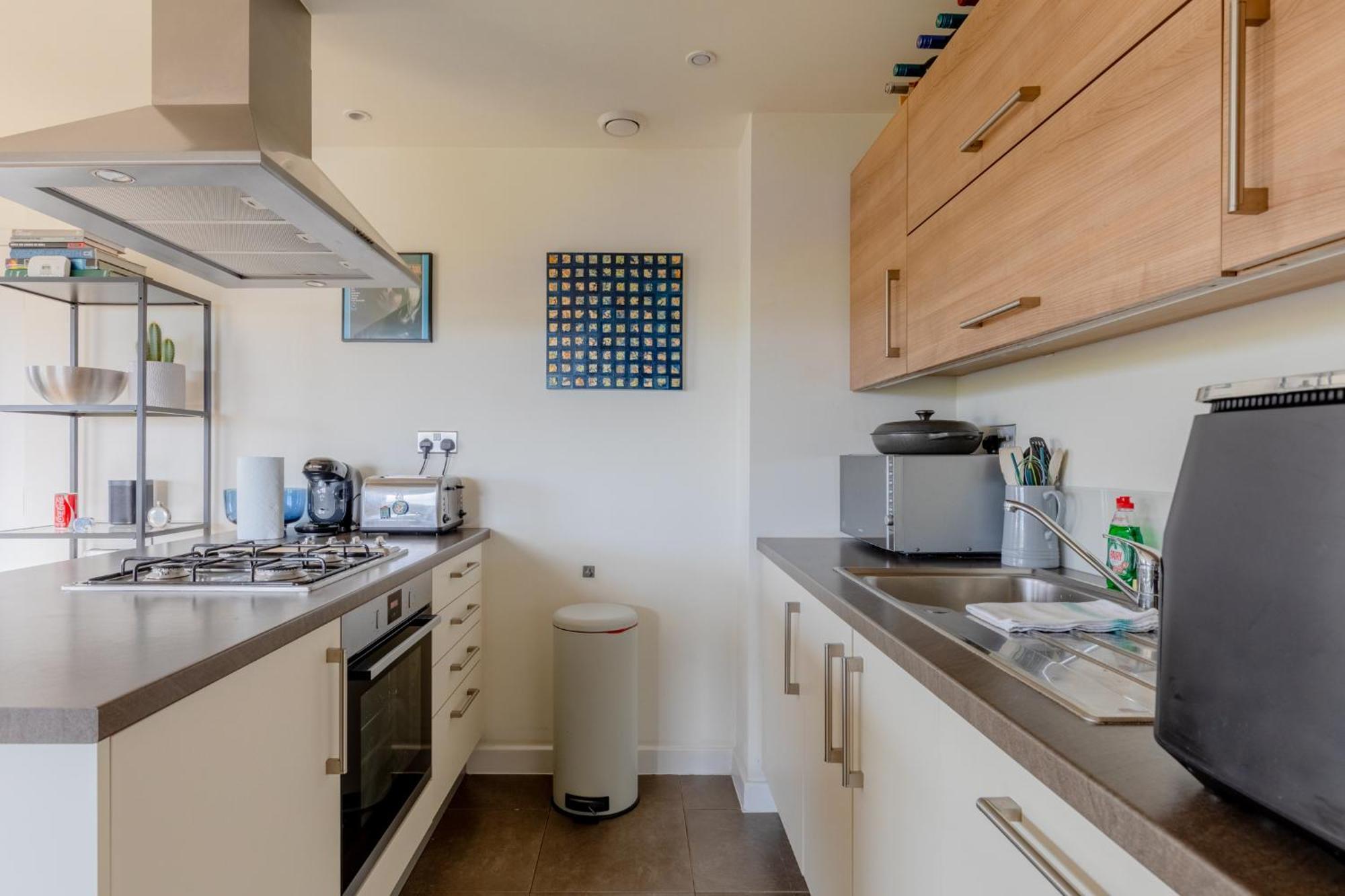 Sun Filled 2bd Flat With Views Mile End London