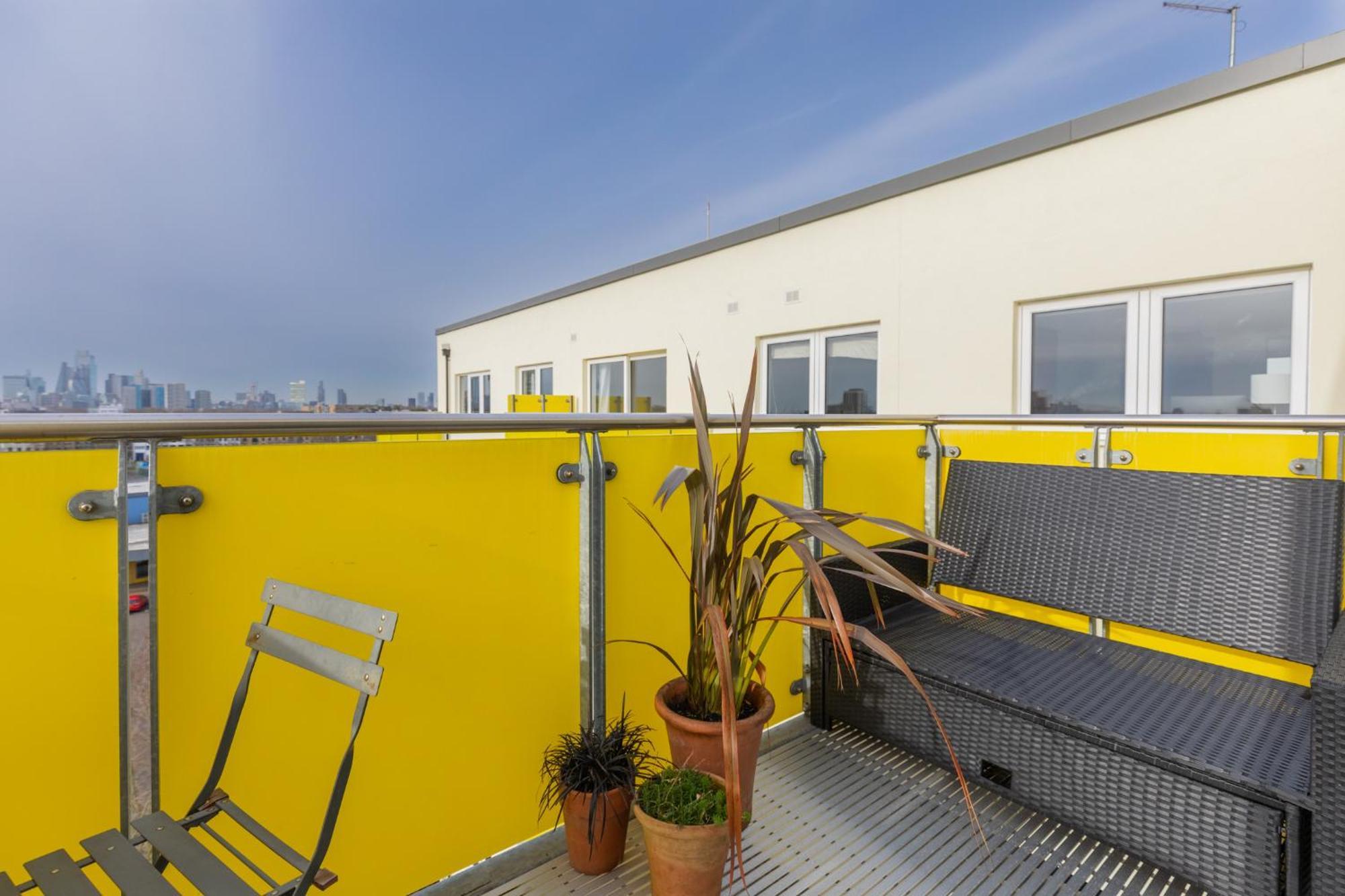 Sun Filled 2bd Flat With Views Mile End London