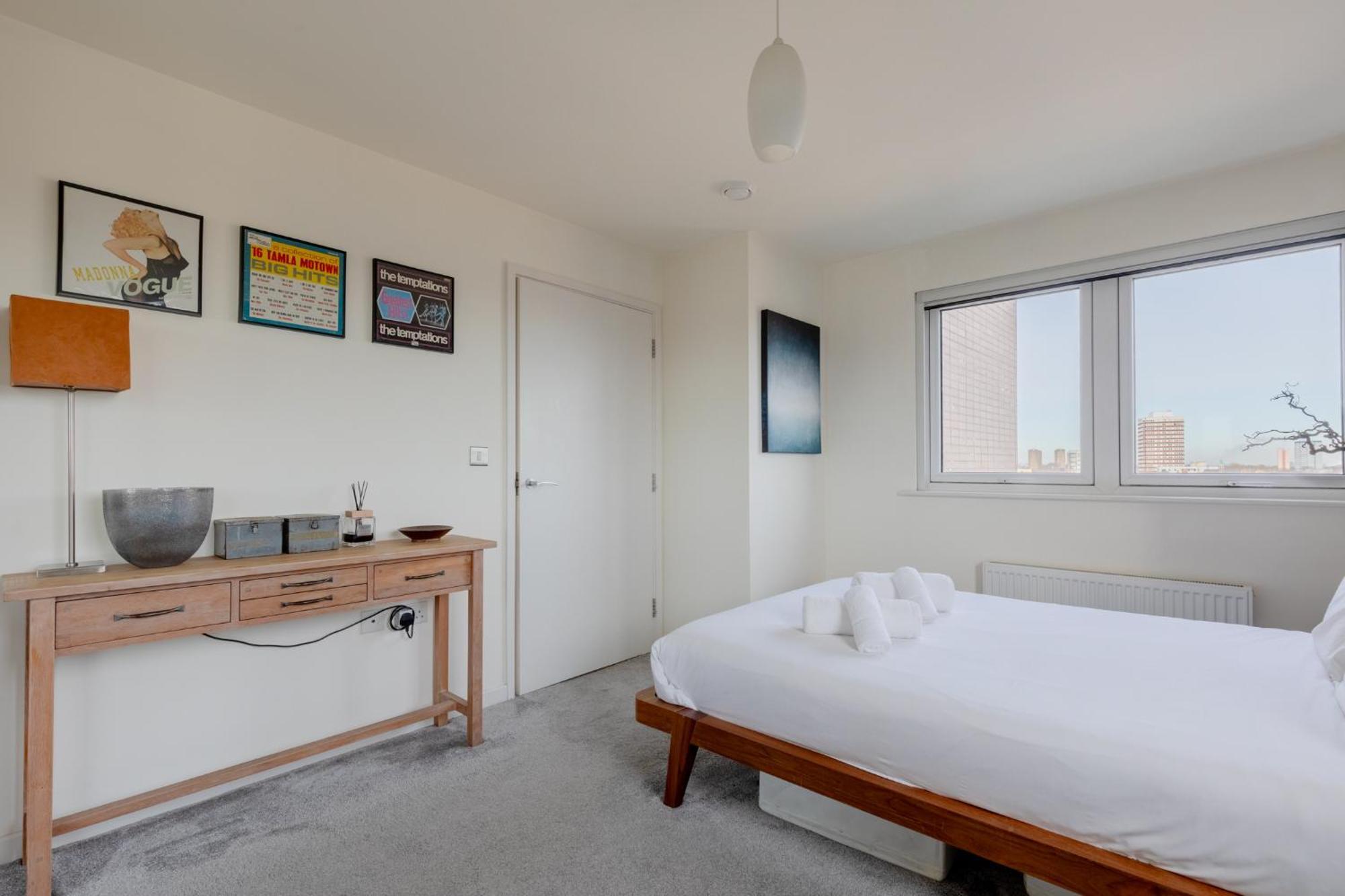 Sun Filled 2bd Flat With Views Mile End * London