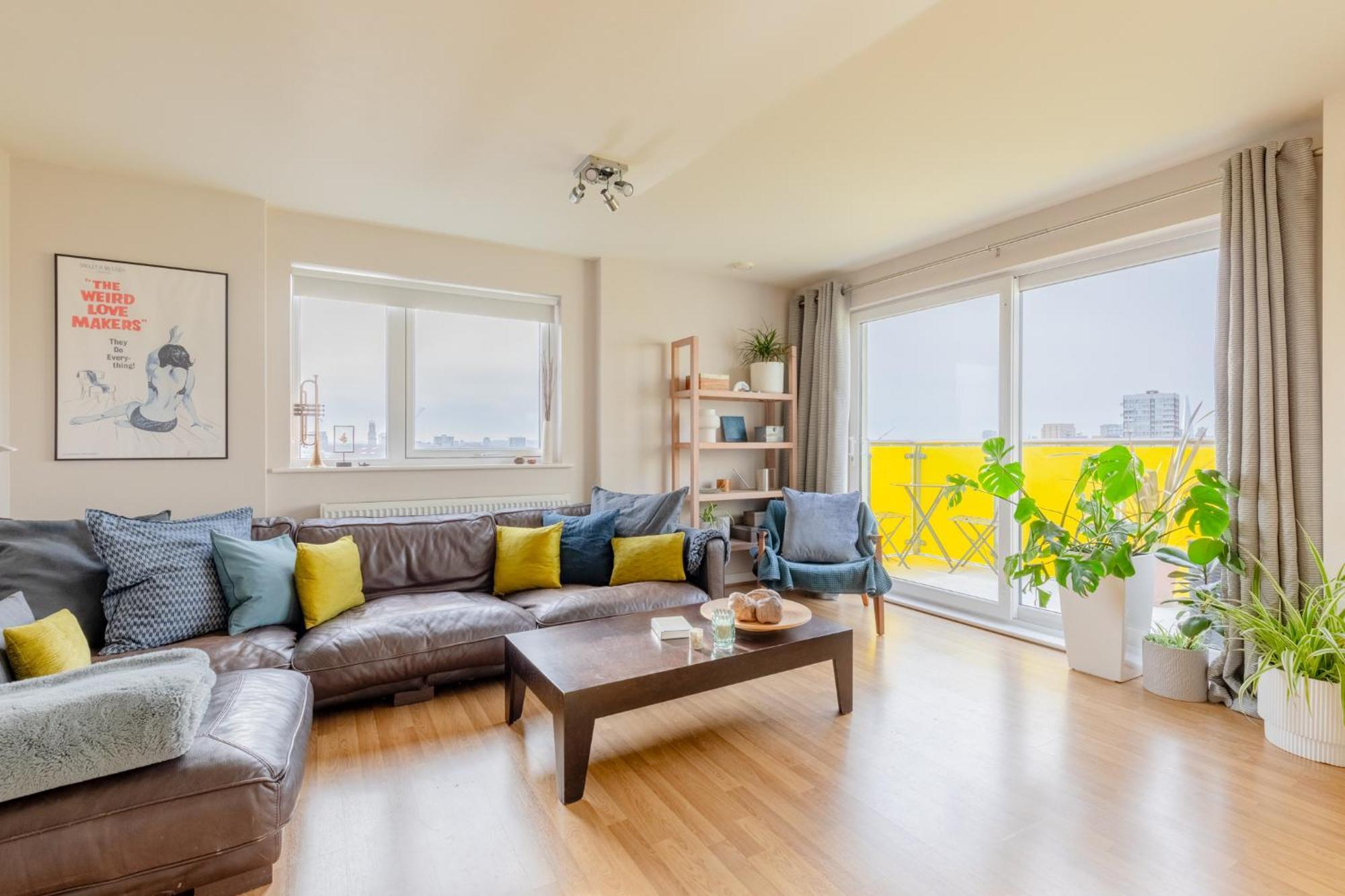 Sun Filled 2bd Flat With Views Mile End London