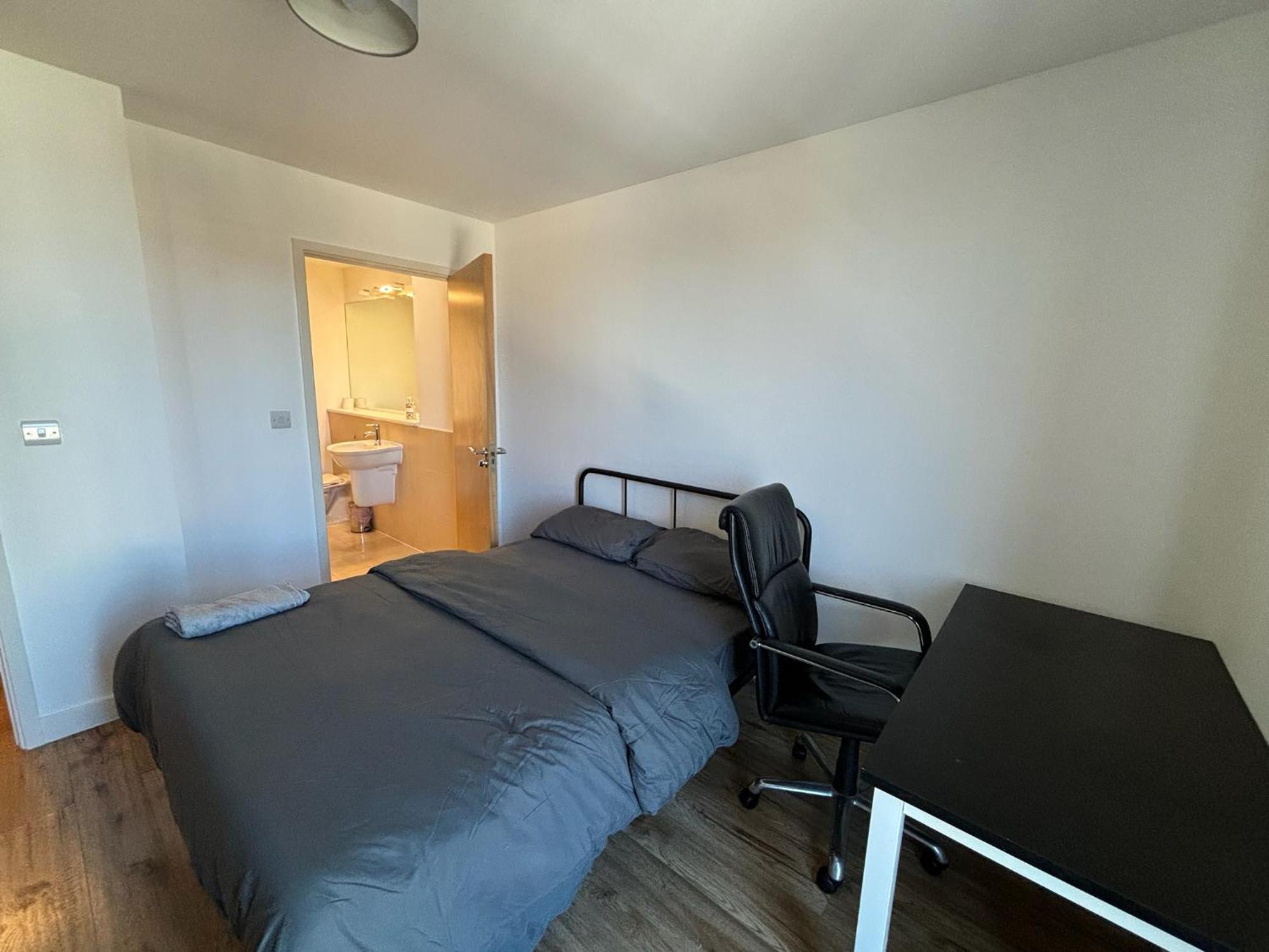 3 Bed Balcony Greenwich Retreat London