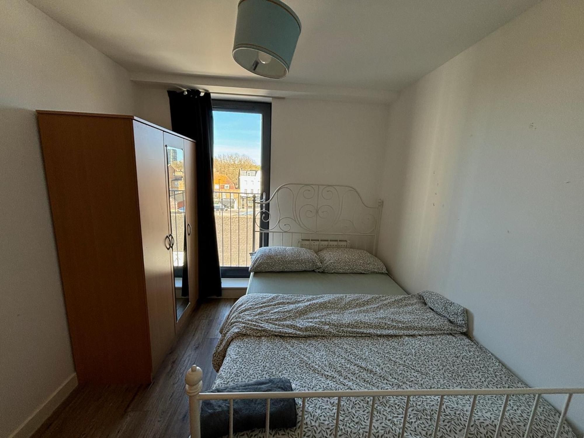 3 Bed Balcony Greenwich Retreat Apartment London