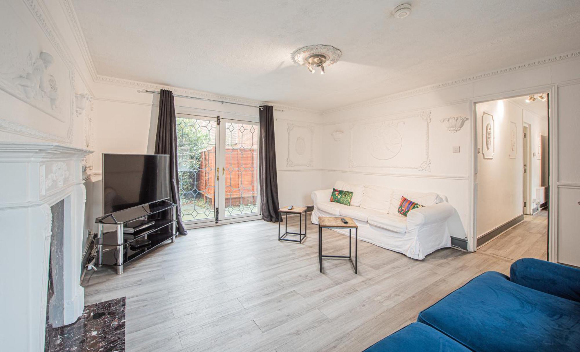 Apartamento Spacious 4-bed With Garden & Free Parking