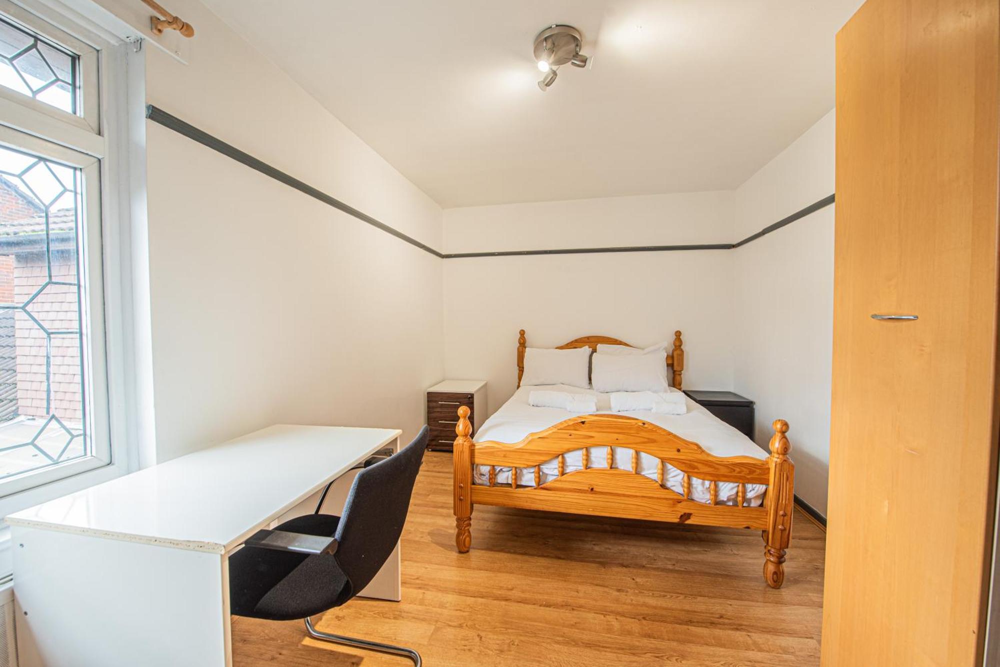 Apartamento Spacious 4-bed With Garden & Free Parking *