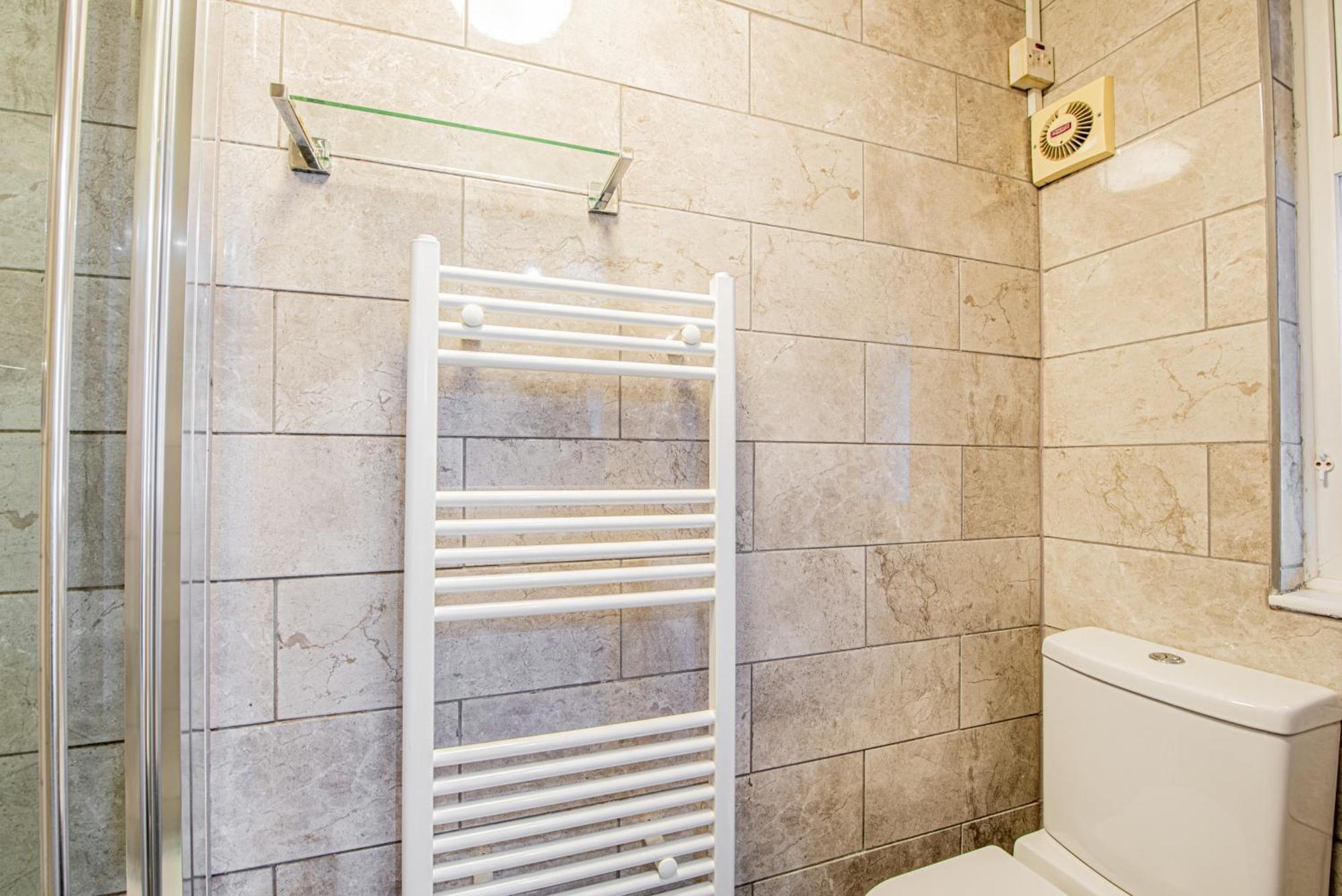 Apartamento Spacious 4-bed With Garden & Free Parking