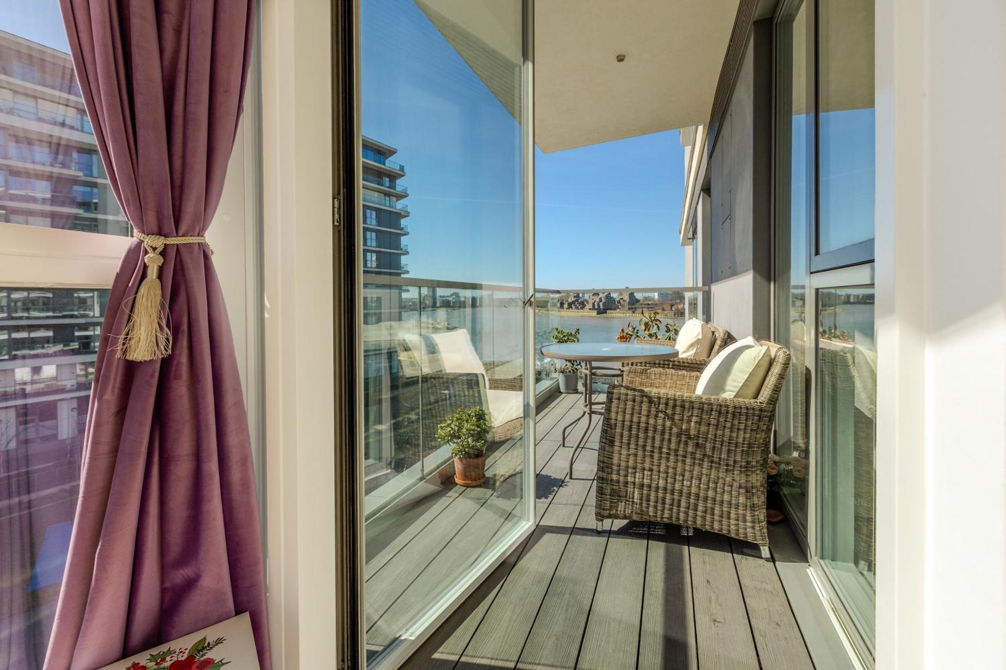 Cosy 2br Riverside In Greenwich With Balcony Apartment