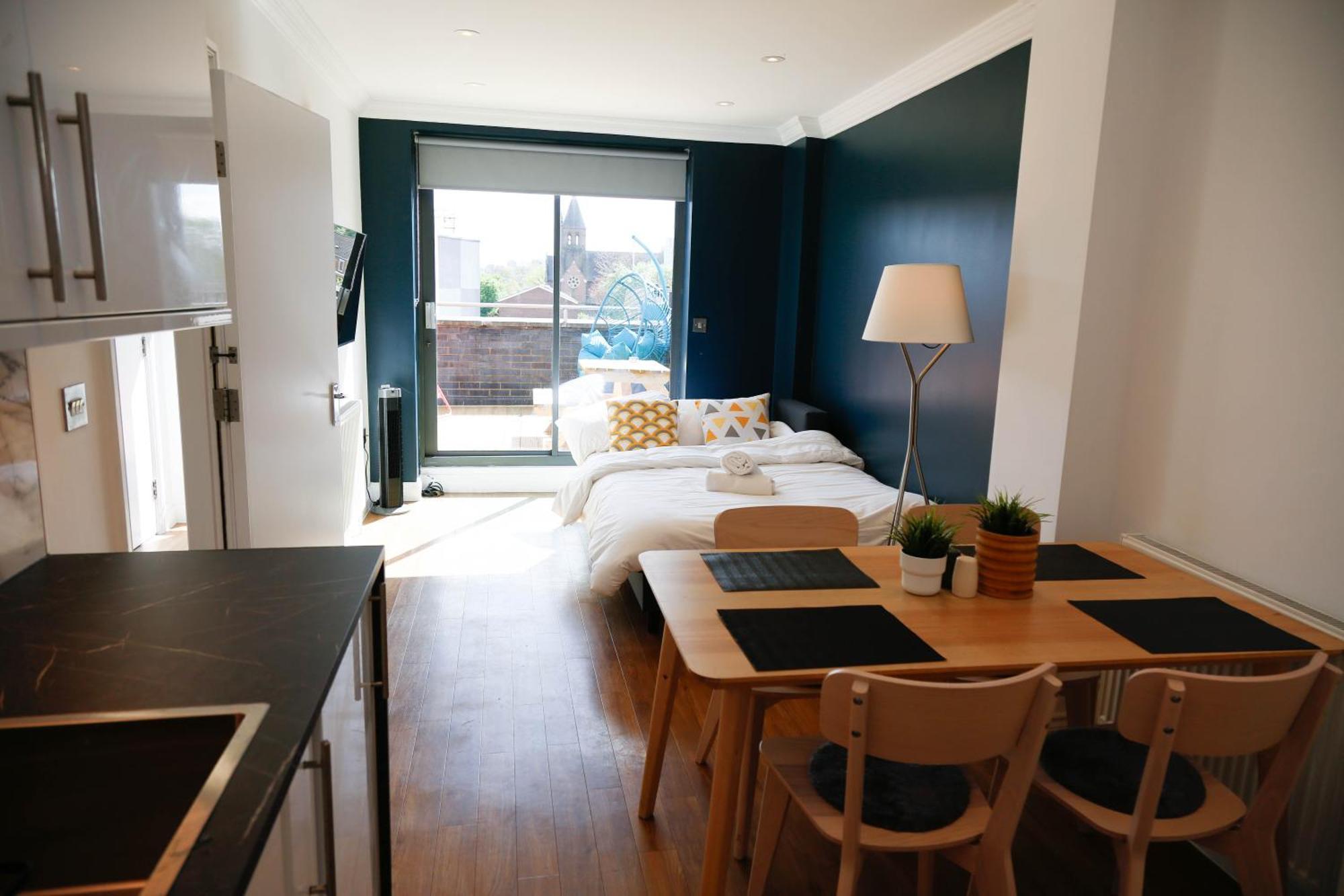 New Luxury In Location Next To Shops, Cafes, Bars & Metro *