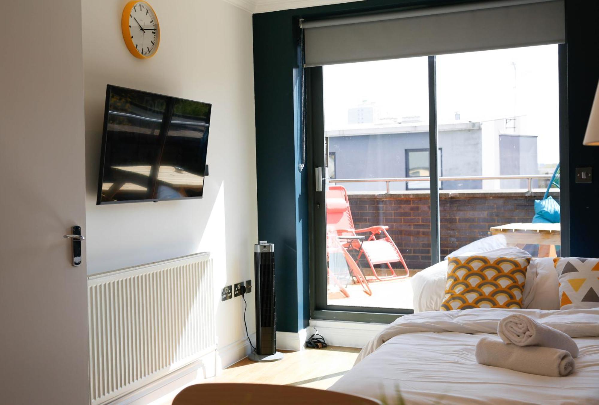 New Luxury In Location Next To Shops, Cafes, Bars & Metro London