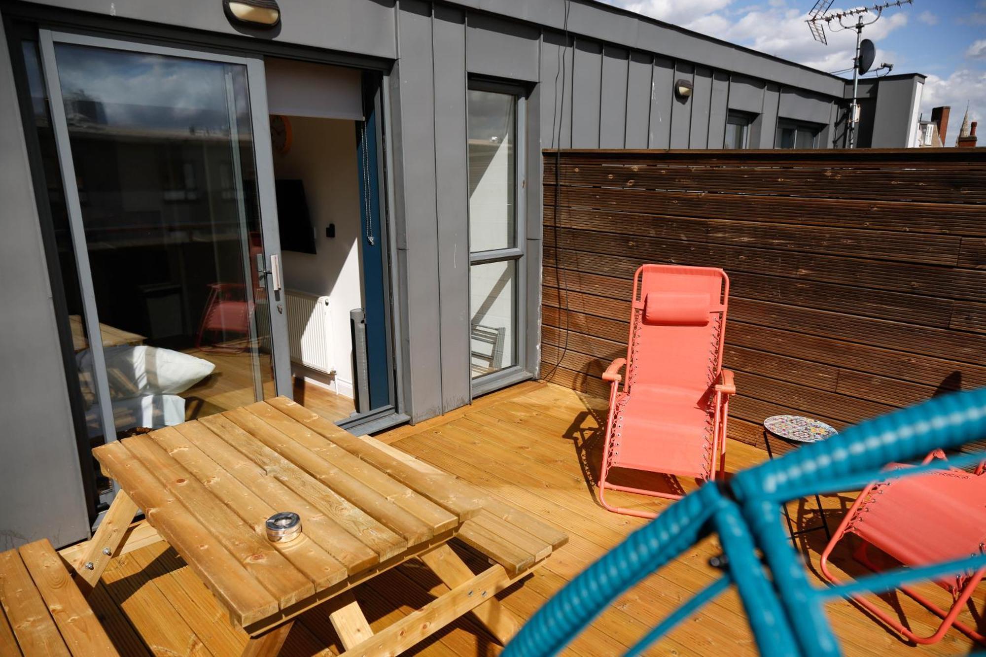 New Luxury In Location Next To Shops, Cafes, Bars & Metro * London