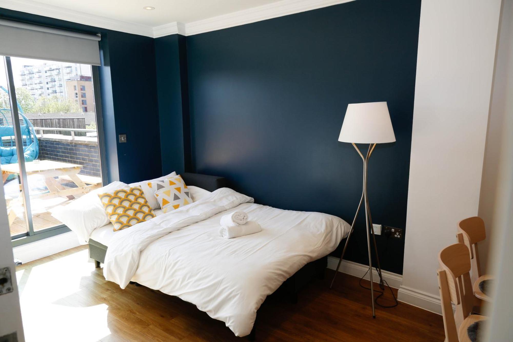 New Luxury In Location Next To Shops, Cafes, Bars & Metro Apartment