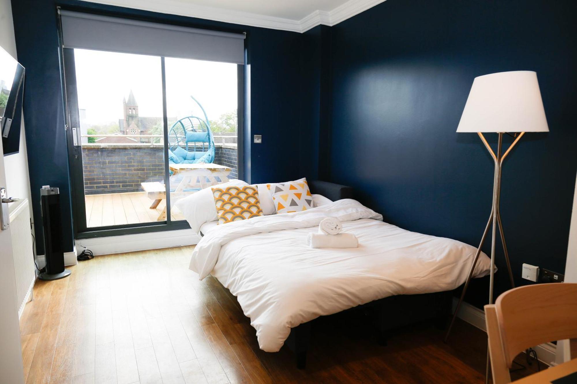Apartment New Luxury In Location Next To Shops, Cafes, Bars & Metro *
