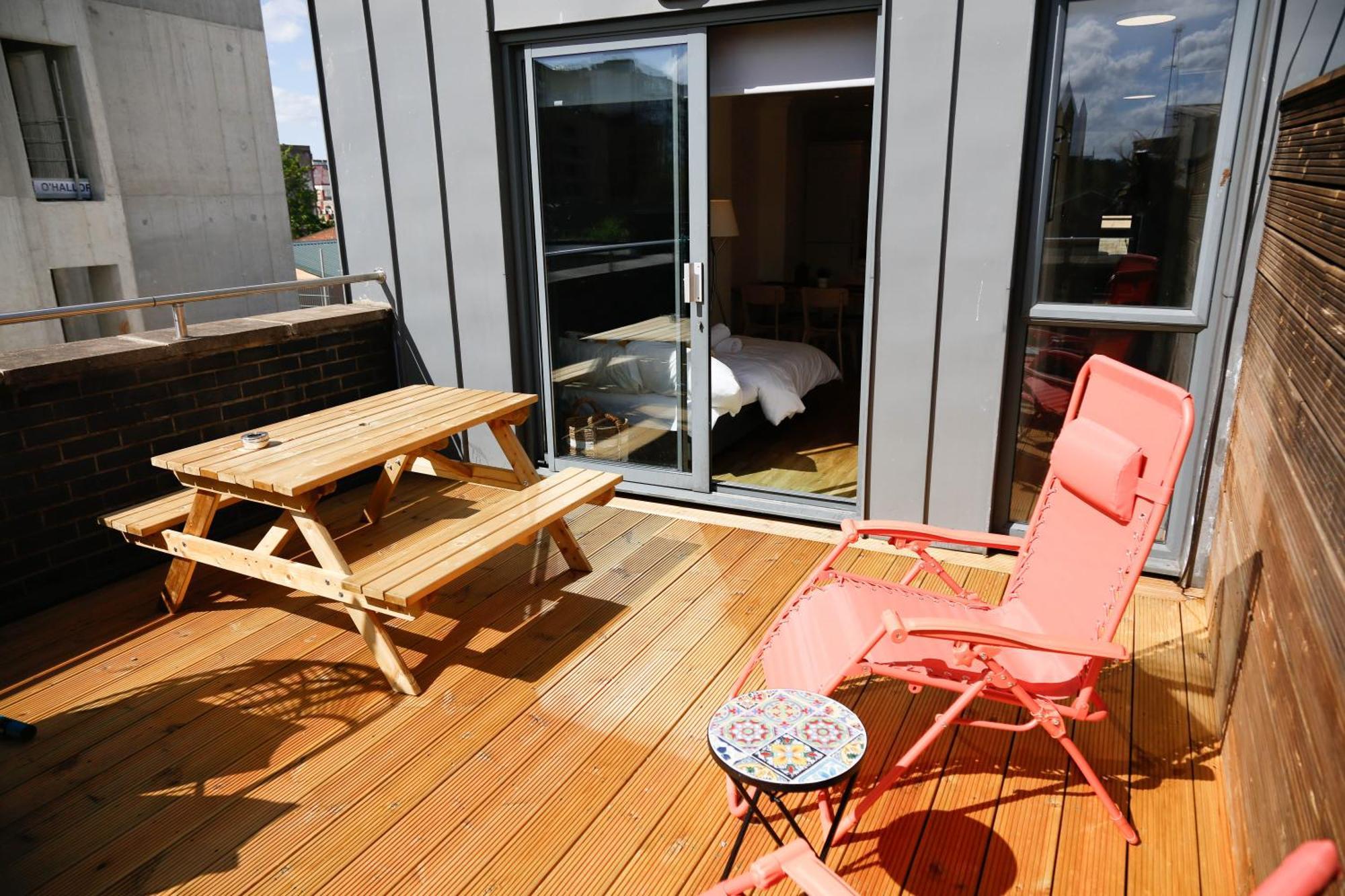 New Luxury In Location Next To Shops, Cafes, Bars & Metro