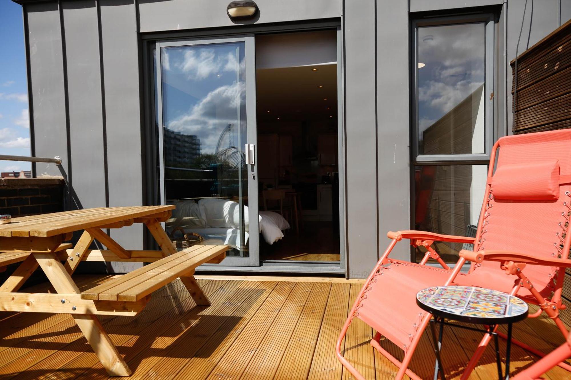 Apartment New Luxury In Location Next To Shops, Cafes, Bars & Metro *