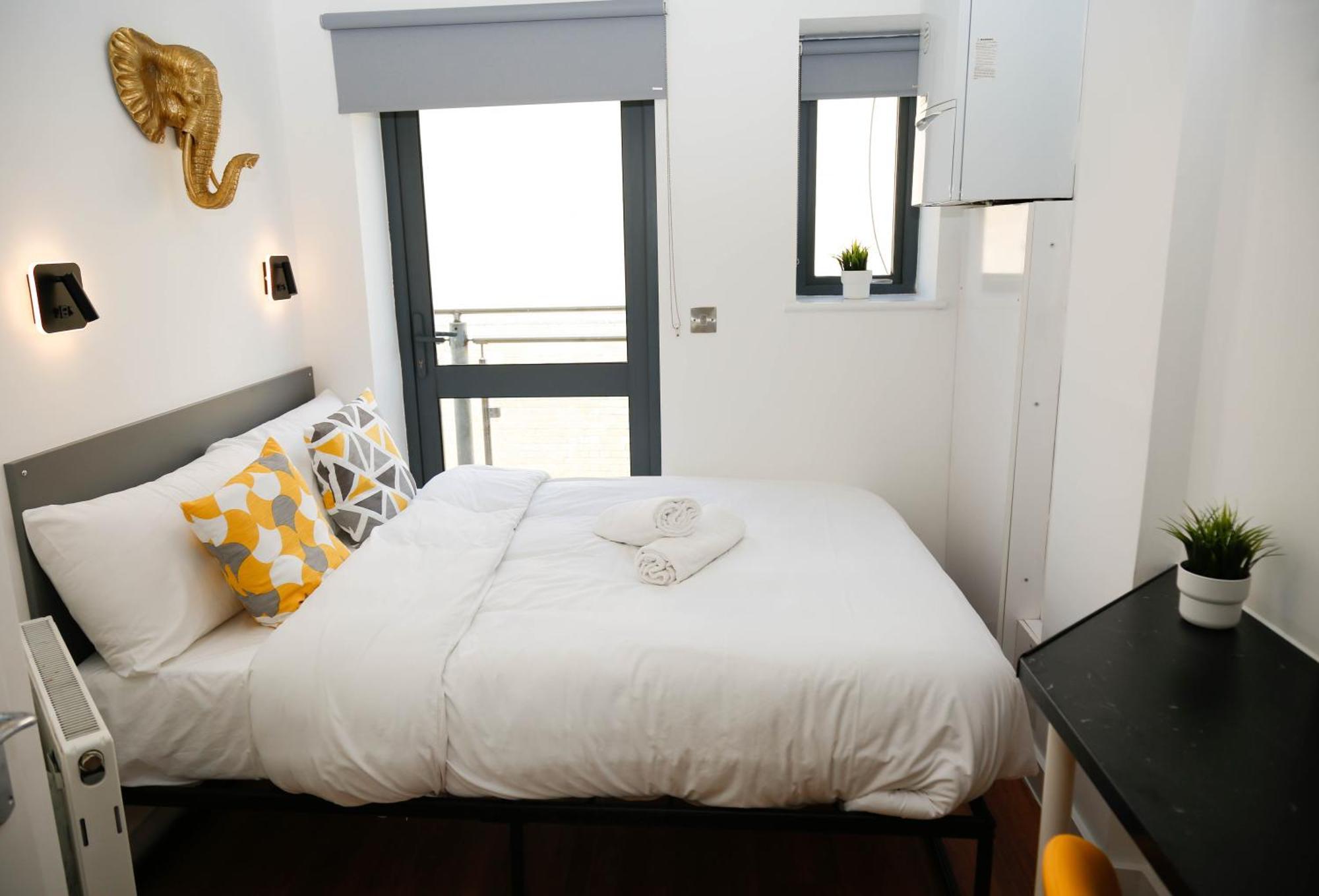 New Luxury In Location Next To Shops, Cafes, Bars & Metro London