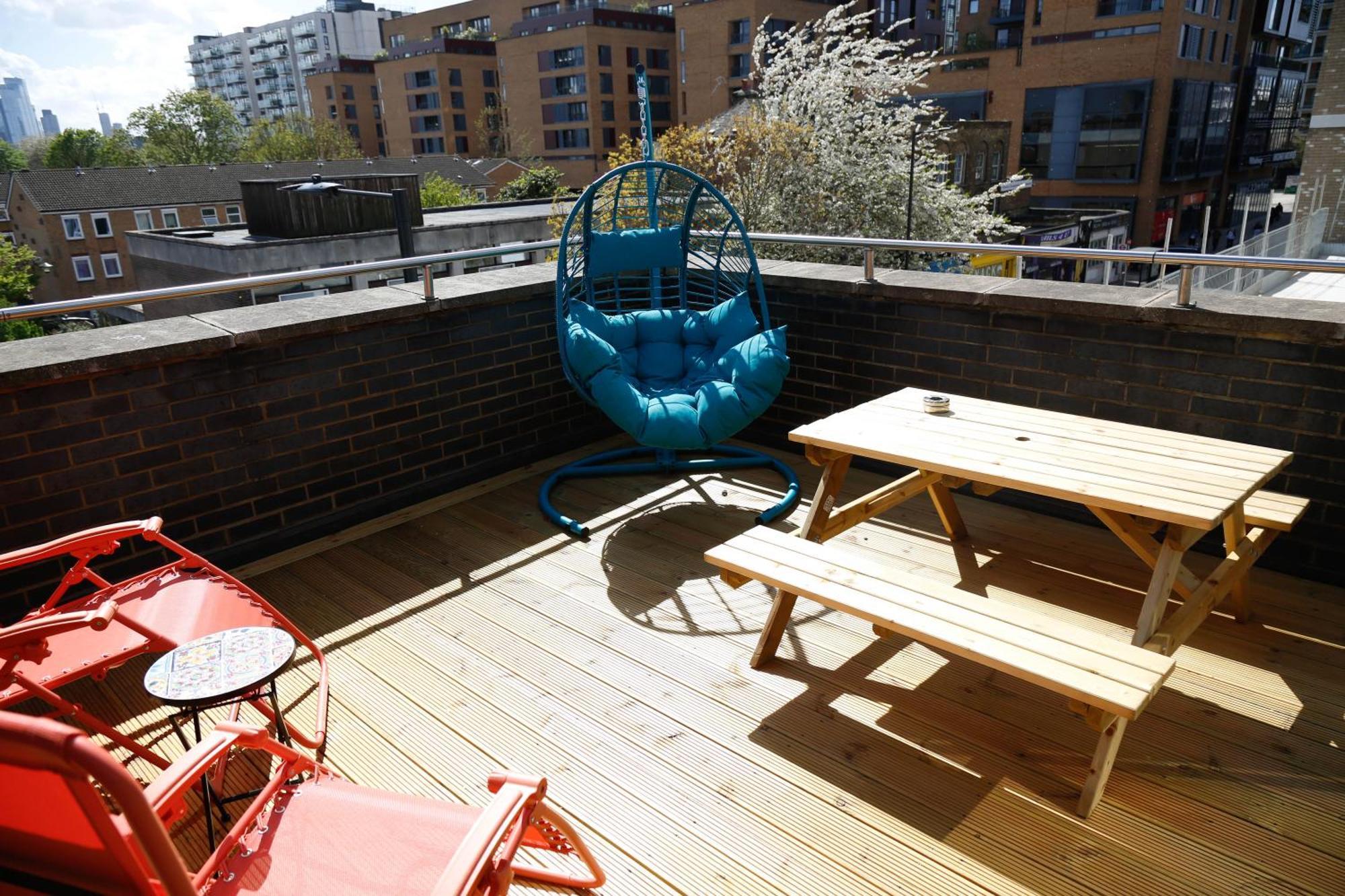 New Luxury In Location Next To Shops, Cafes, Bars & Metro * London