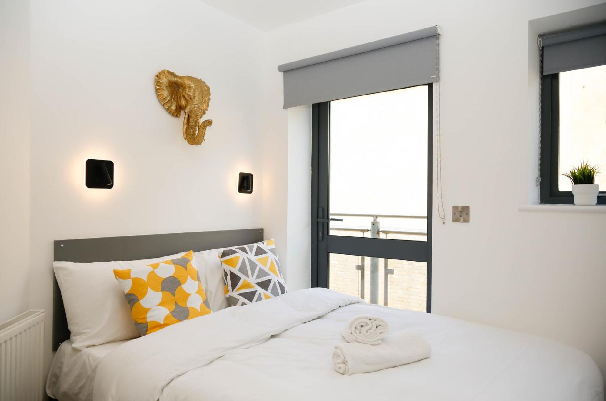 New Luxury In Location Next To Shops, Cafes, Bars & Metro