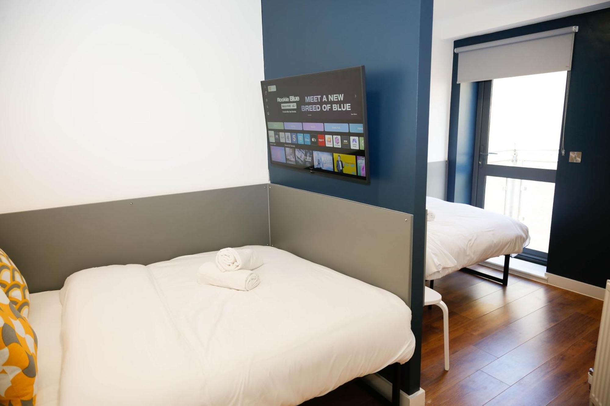 New Luxury In Location Next To Shops, Cafes, Bars & Metro Apartment *