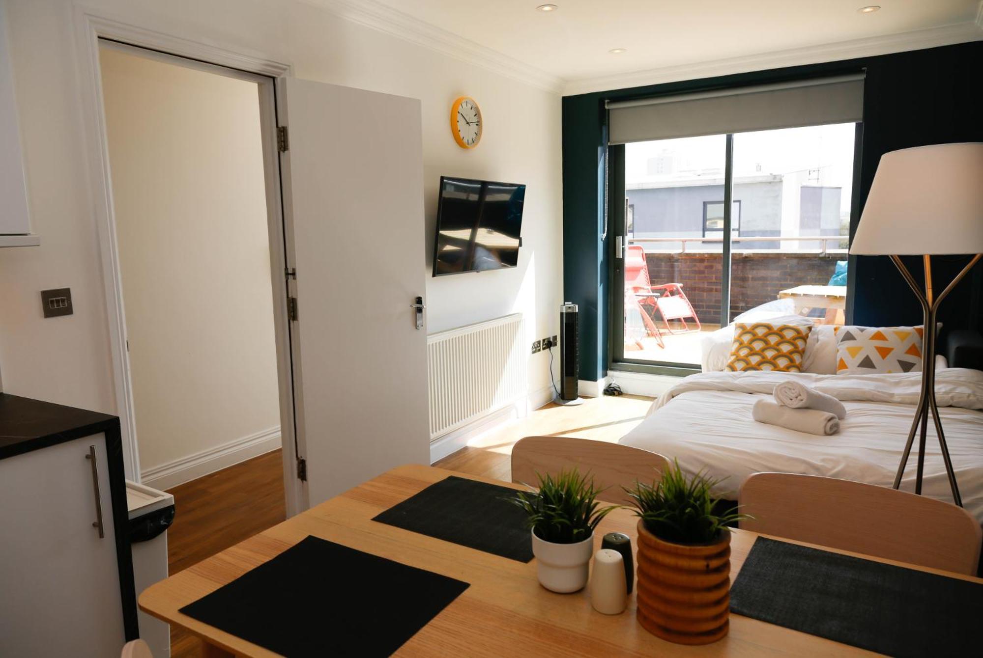 Apartment New Luxury In Location Next To Shops, Cafes, Bars & Metro *