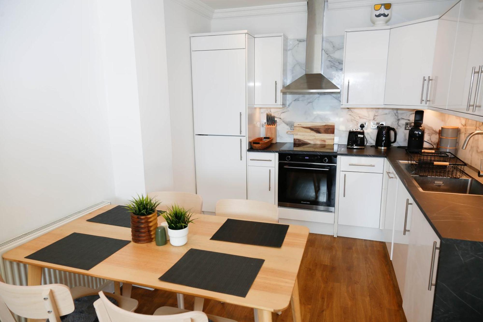 Apartment New Luxury In Location Next To Shops, Cafes, Bars & Metro