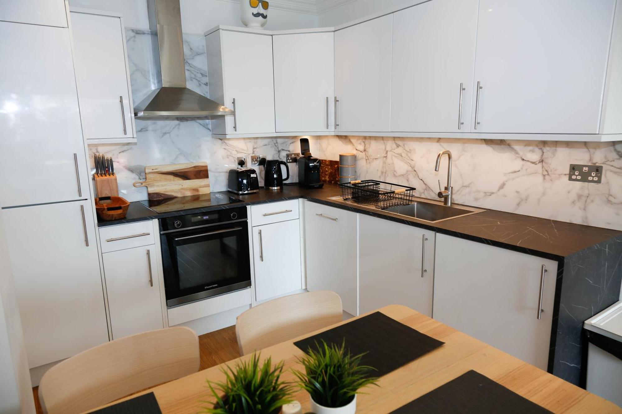 New Luxury In Location Next To Shops, Cafes, Bars & Metro *