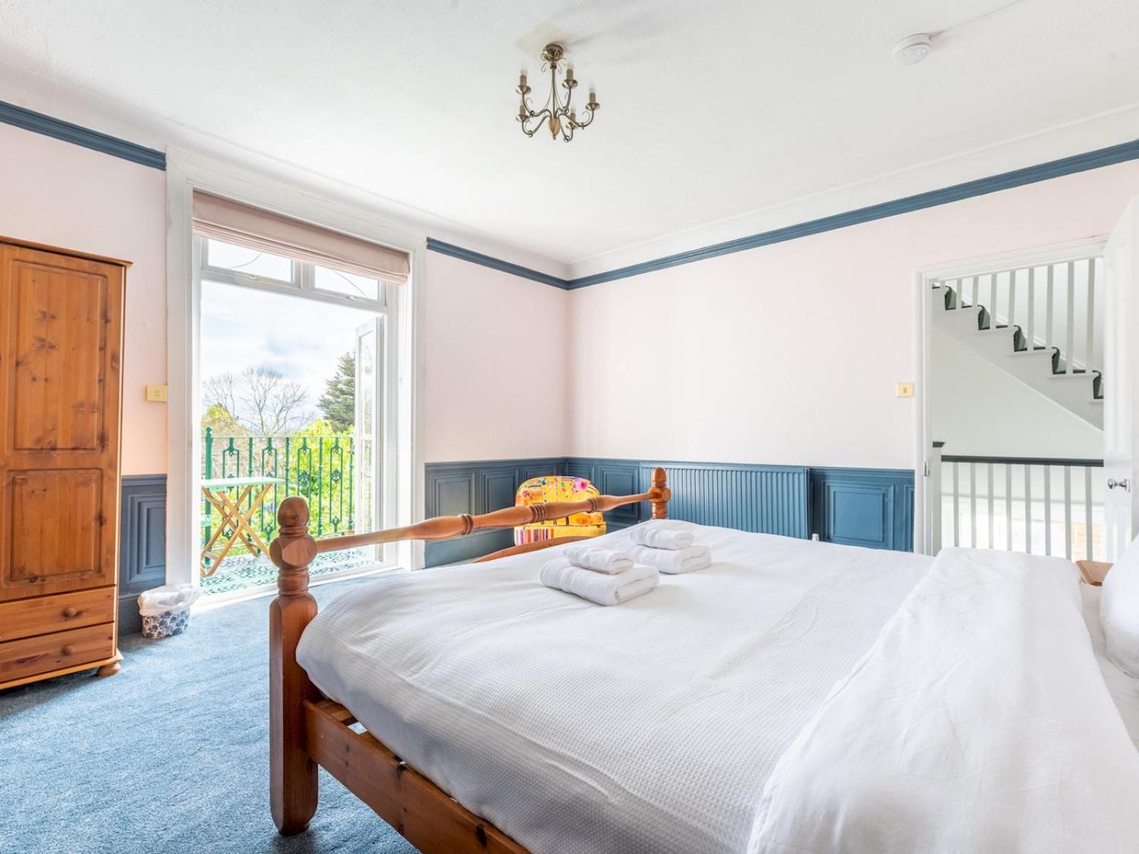 Pass The Keys Elegant 4br House Parking Garden Library Holiday home London