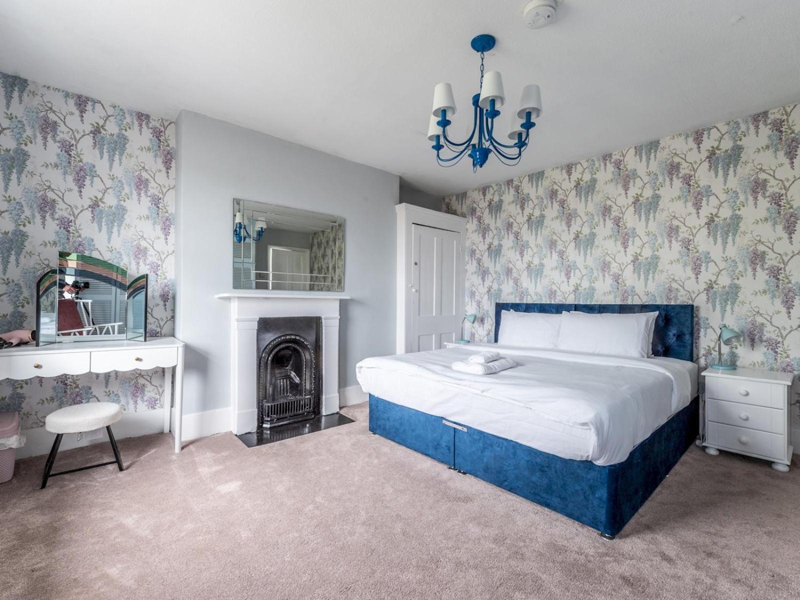 Holiday home Pass The Keys Elegant 4br House Parking Garden Library London