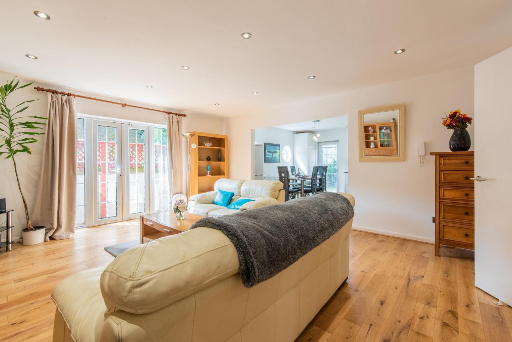 London Stratford - Spacious 2 Bed Flat With Secured Parking & Private Garden