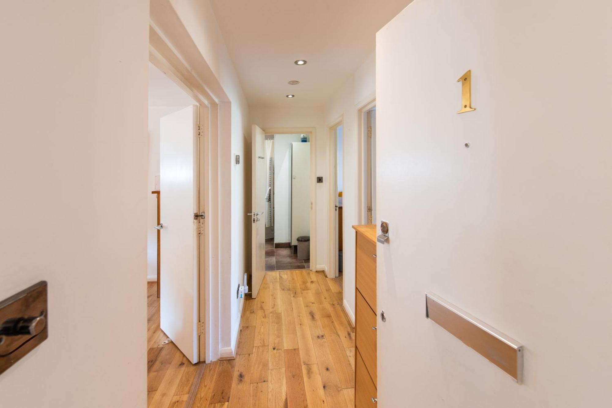 London Stratford - Spacious 2 Bed Flat With Secured Parking & Private Garden Apartment *