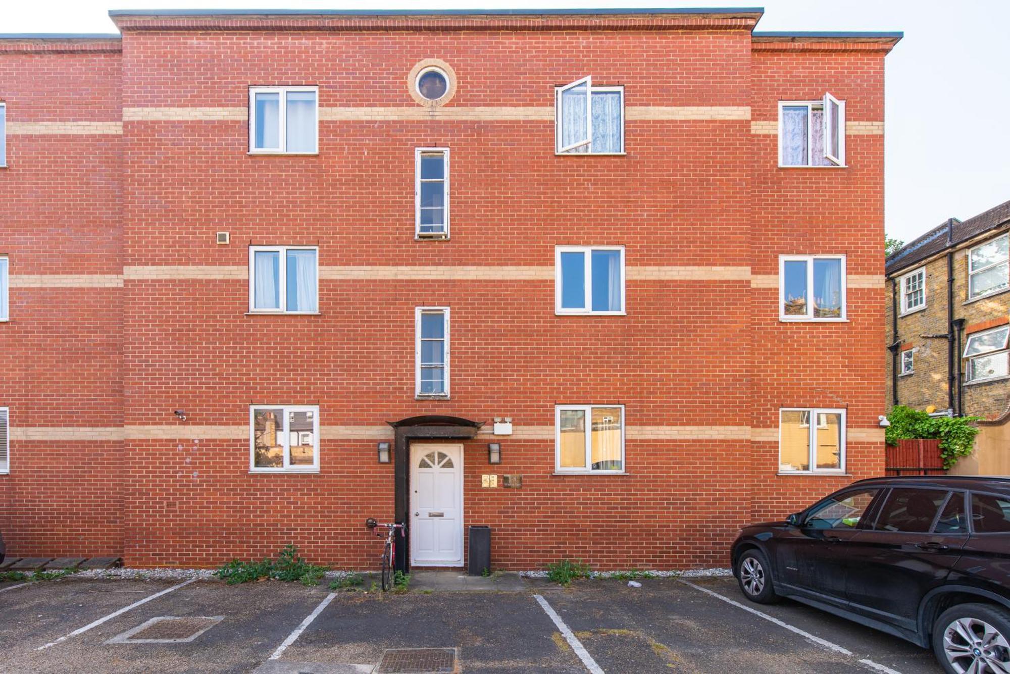 London Stratford - Spacious 2 Bed Flat With Secured Parking & Private Garden * London