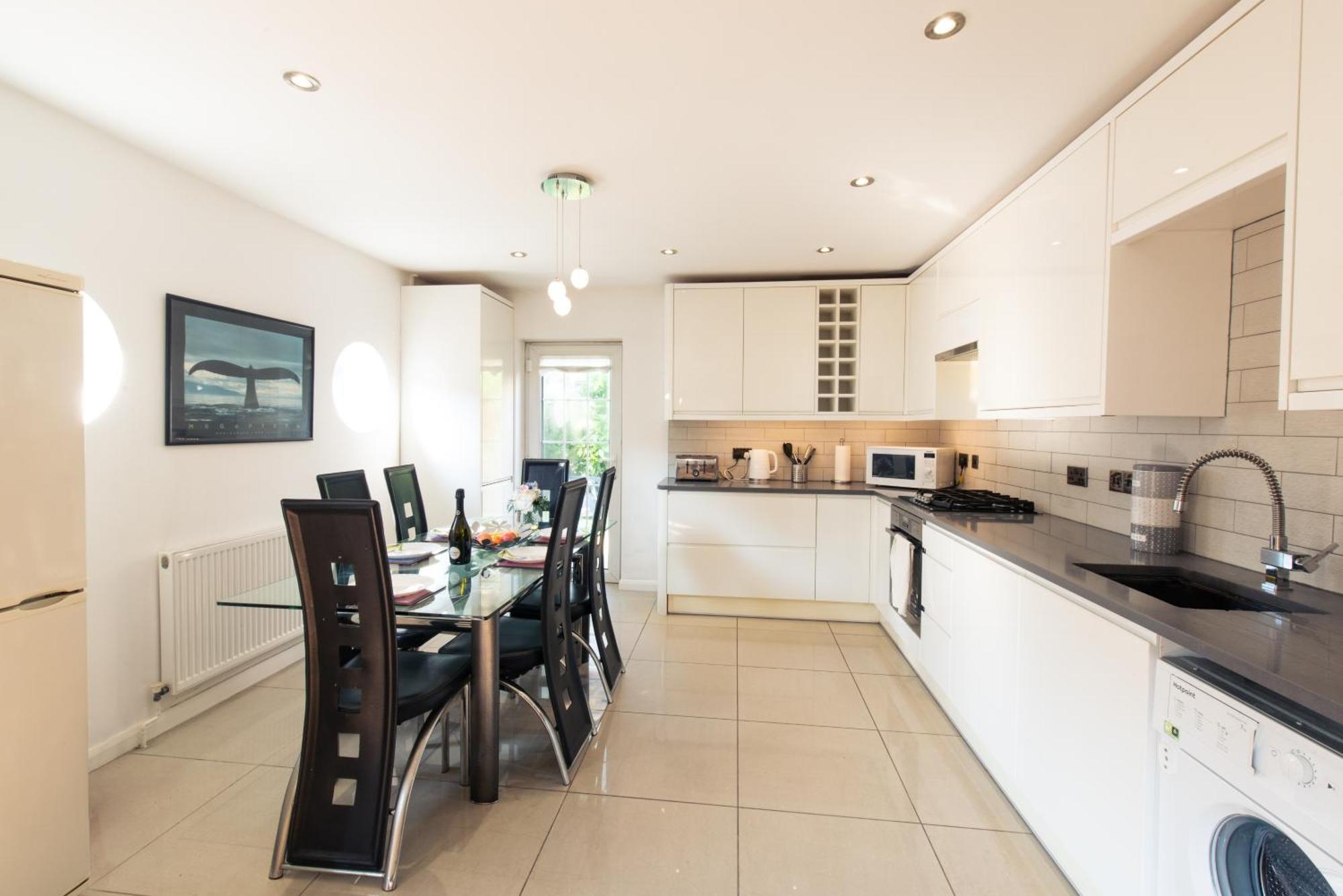 London Stratford - Spacious 2 Bed Flat With Secured Parking & Private Garden Apartment *