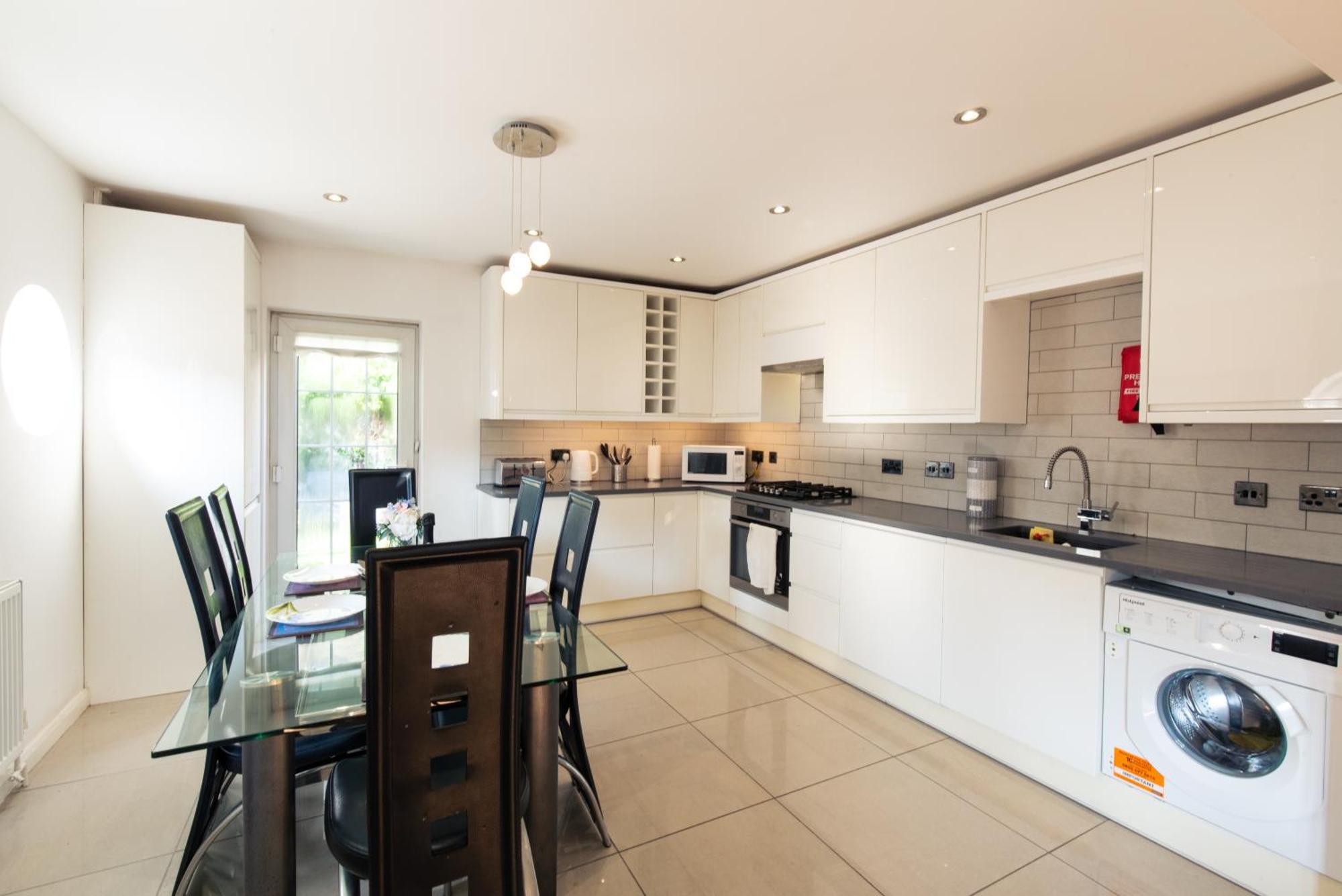 London Stratford - Spacious 2 Bed Flat With Secured Parking & Private Garden *