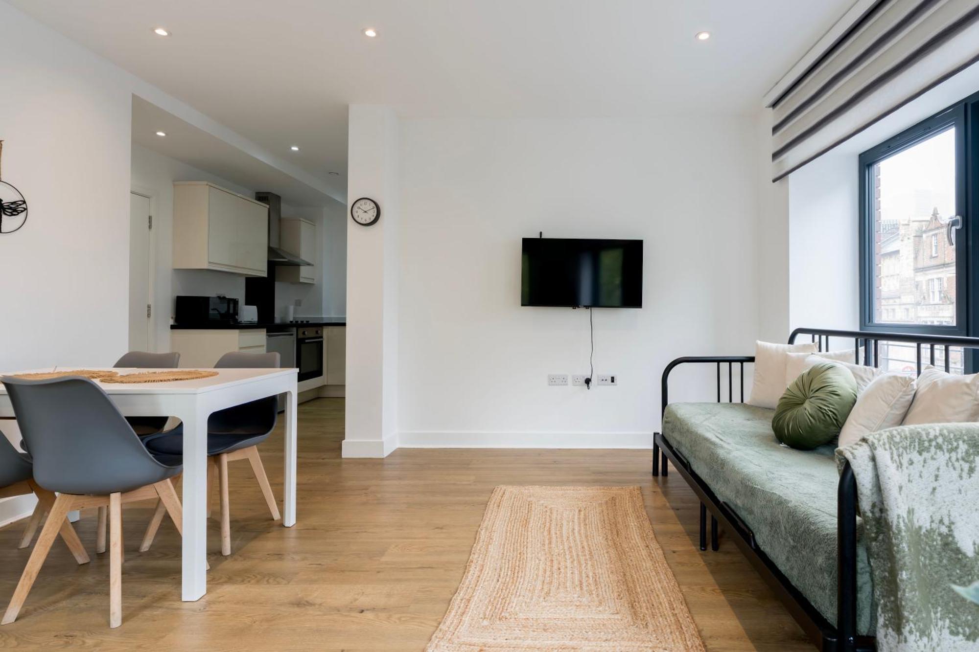 Stylish Modern By Aldgate East Station 4 Apartment London