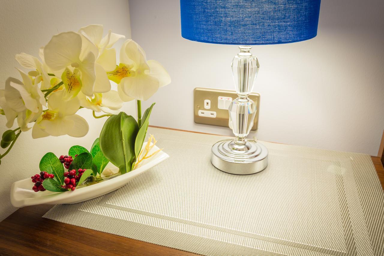 Dockside Walk - Canary Wharf Apartment