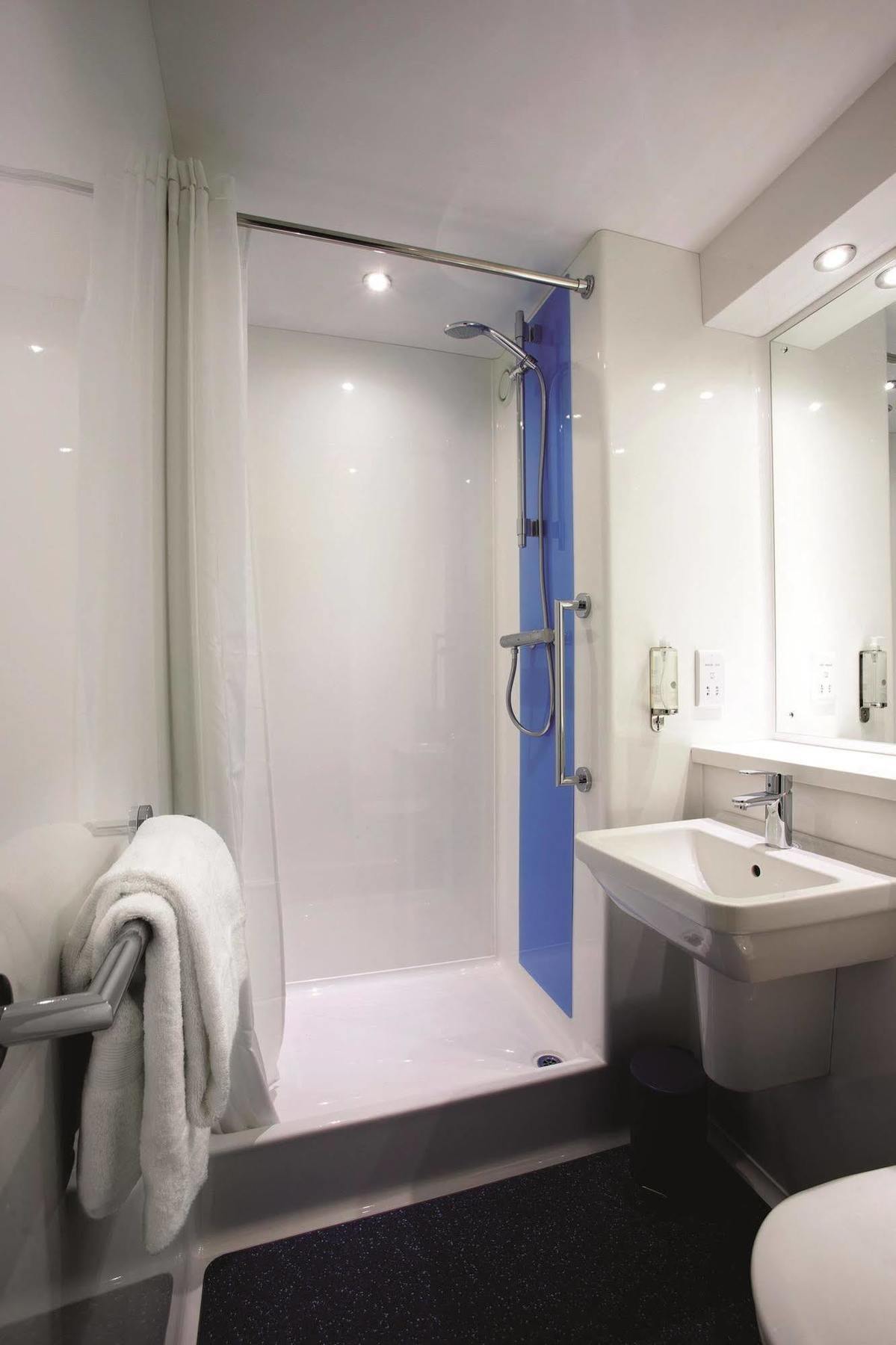 Hotel Travelodge Battersea 2*