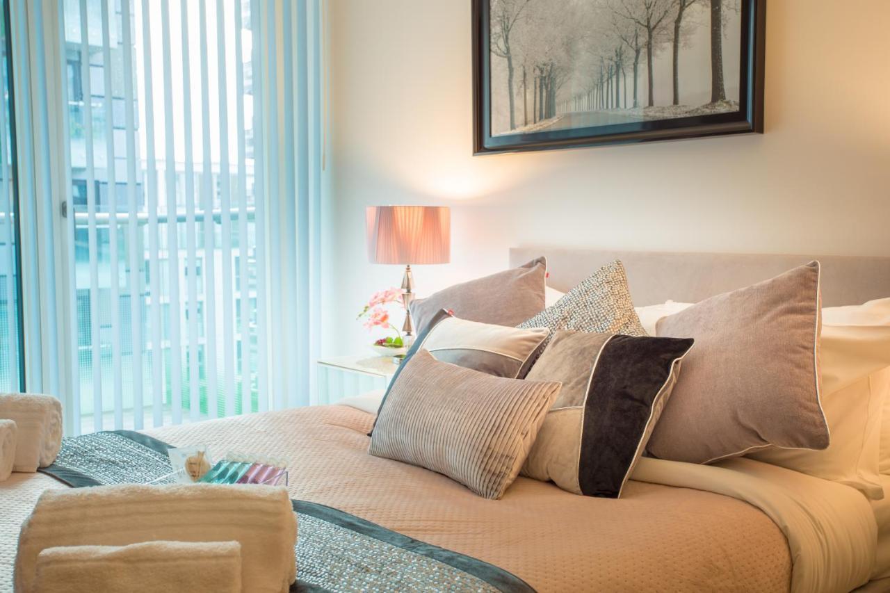 Dockside Walk - Canary Wharf Apartment London
