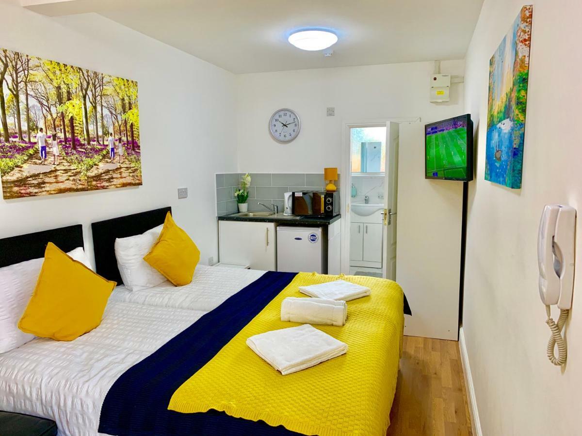 3 Bedrooms, 3 Baths, Spacious Lounge, Full Kitchen, Garden, Ground Floor, Free Parking * London