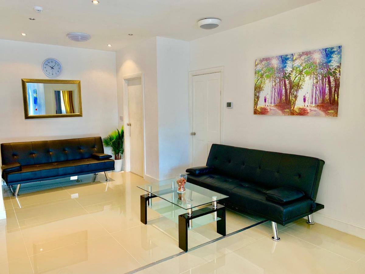 Apartment 3 Bedrooms, 3 Baths, Spacious Lounge, Full Kitchen, Garden, Ground Floor, Free Parking