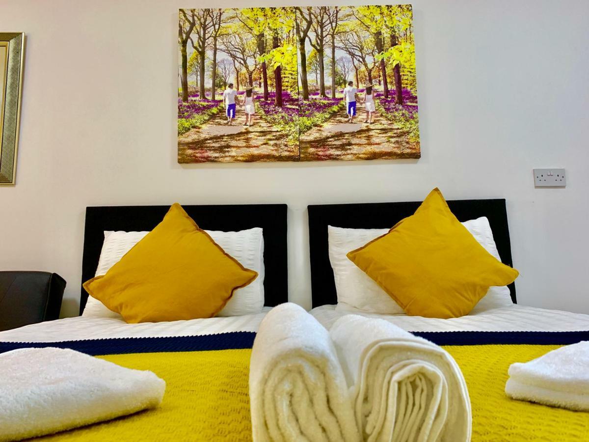 3 Bedrooms, 3 Baths, Spacious Lounge, Full Kitchen, Garden, Ground Floor, Free Parking Apartment *