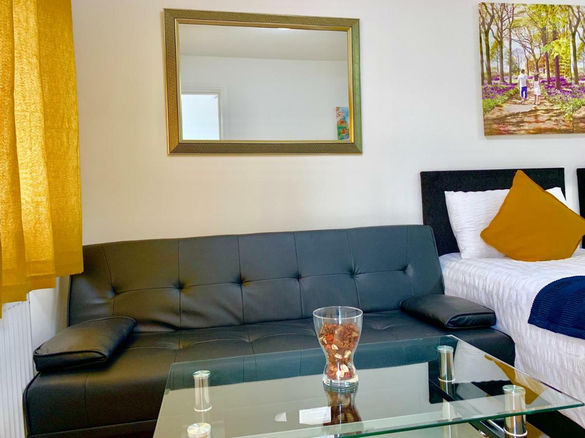 Apartment 3 Bedrooms, 3 Baths, Spacious Lounge, Full Kitchen, Garden, Ground Floor, Free Parking London