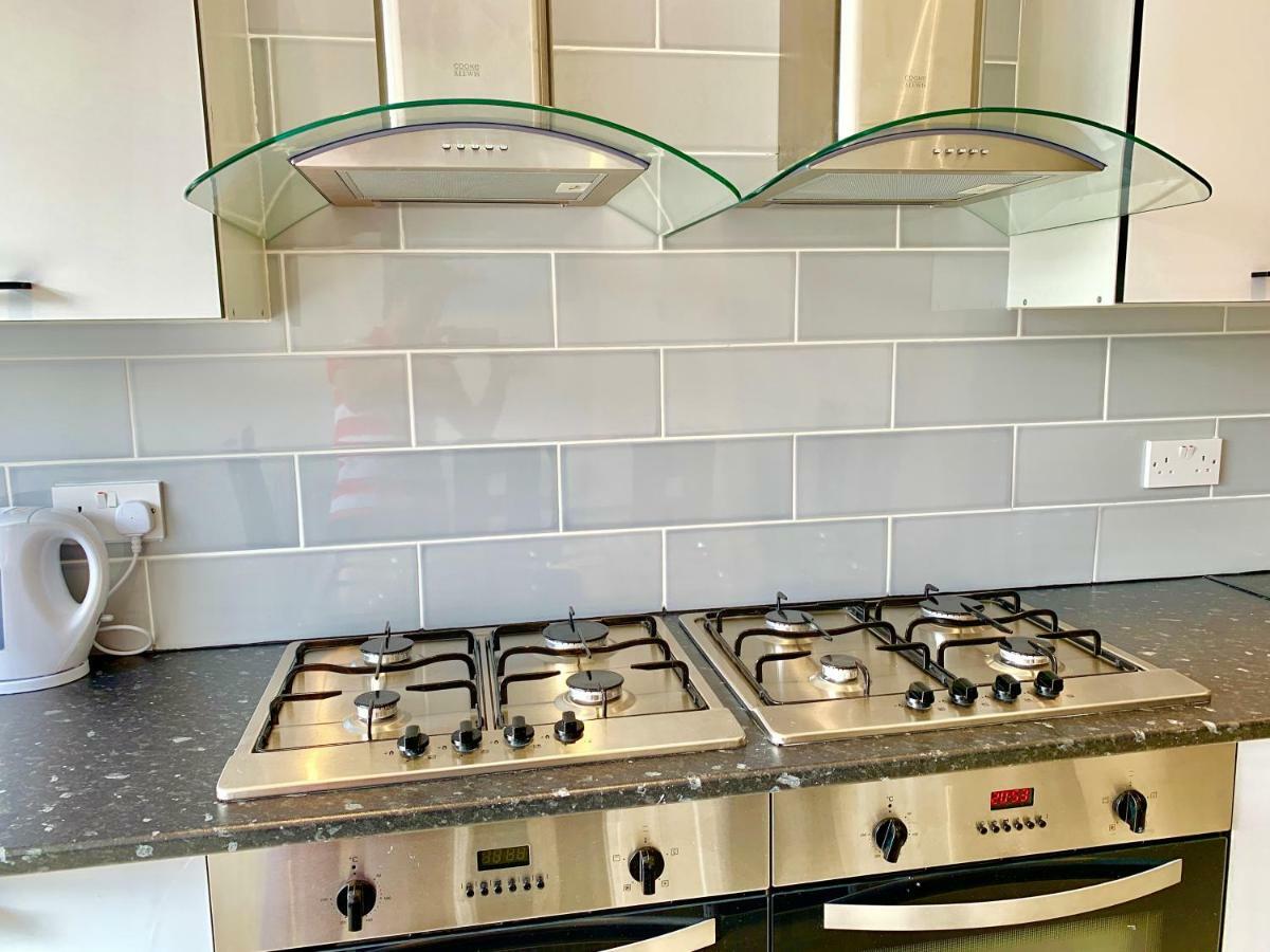 Apartment 3 Bedrooms, 3 Baths, Spacious Lounge, Full Kitchen, Garden, Ground Floor, Free Parking *
